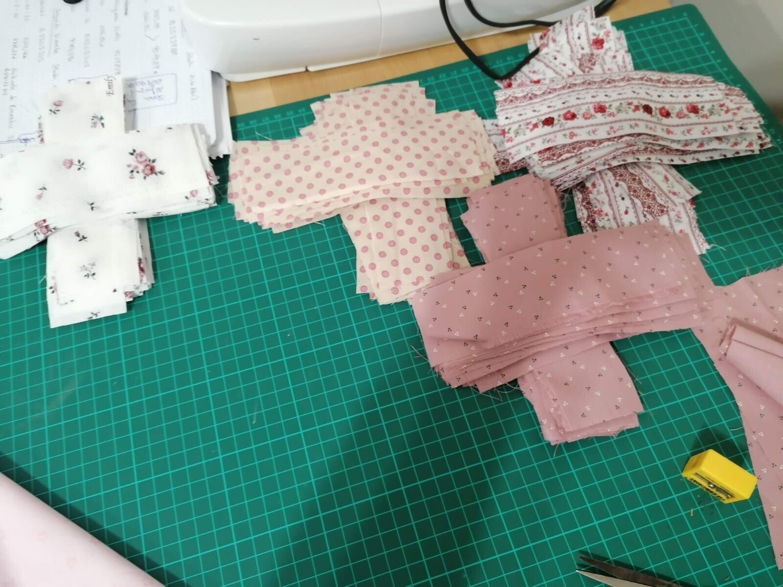 Manta patchwork artesanal confeccionada a mano con prendas llenas de recuerdos