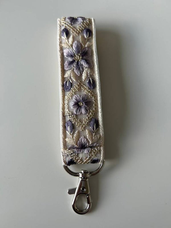Sleutelhanger met geborduurd patroon (lila)