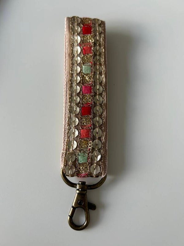 Sleutelhanger met geborduurd patroon (rood)