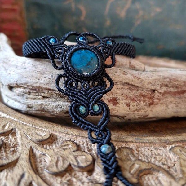 Macrame finger bracelet azzurite