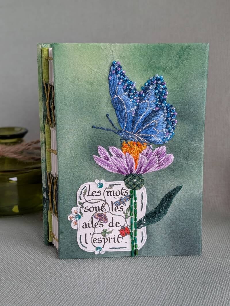 carnet brodé d'un papillon