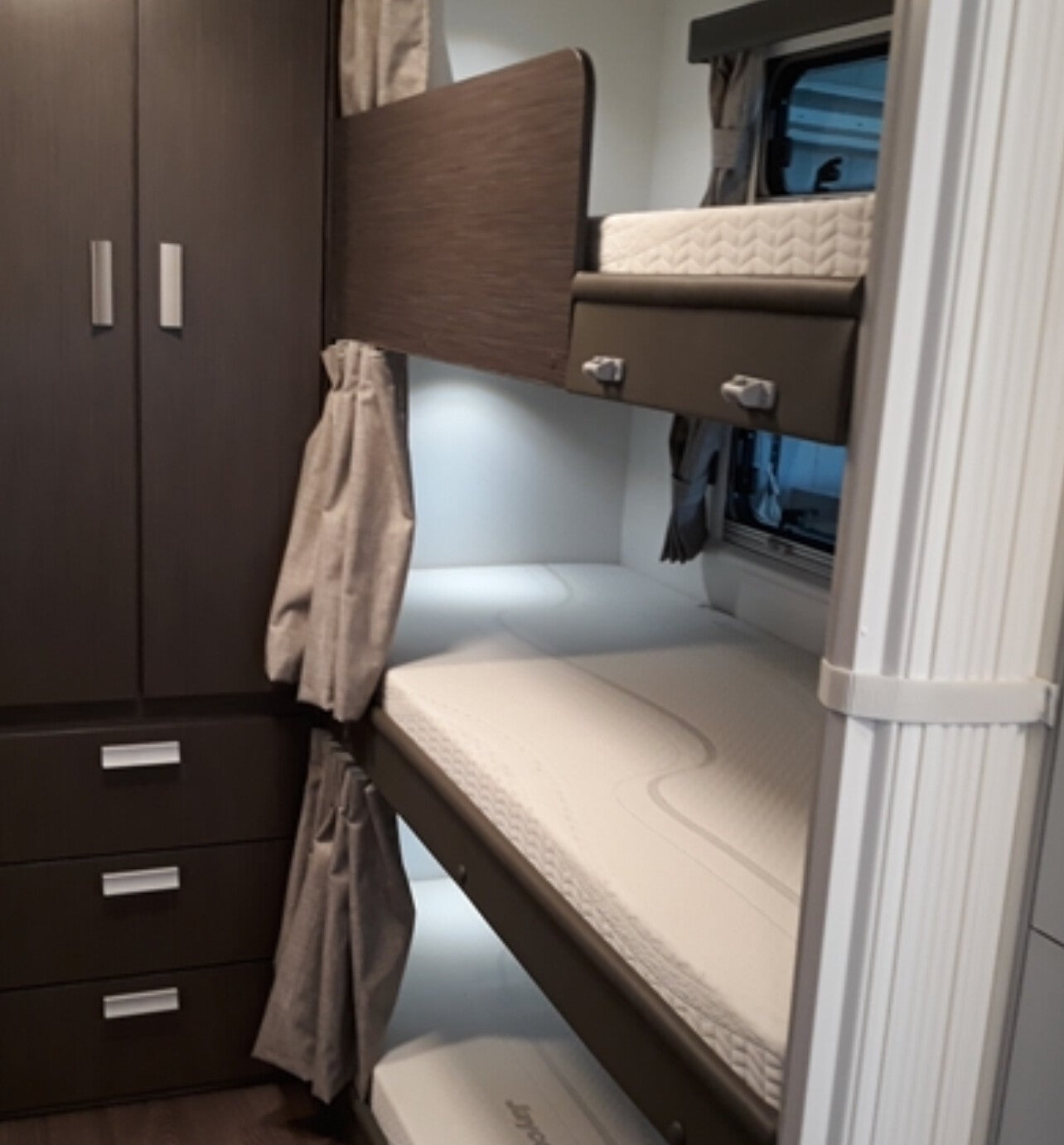 183cm x 76cm x 10cm - FITTED