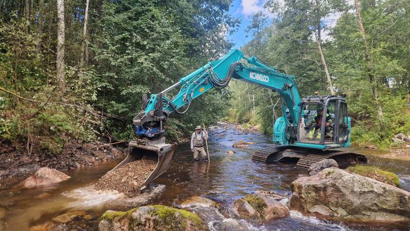 Grusutläggning på leknacke i Hedströmmen