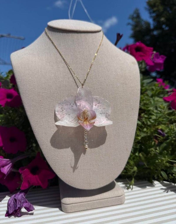 Beautiful Necklace With Gold Chain