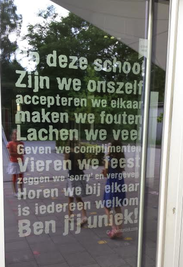 Sticker Glasfolie 'Op deze school...' (60 cm bij 83 cm)