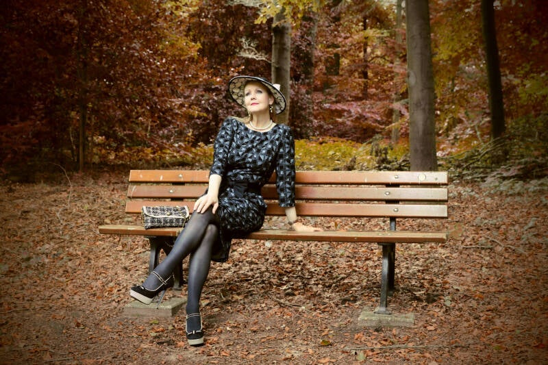marga-bankje-zittend-bos-autumn-standard.jpg