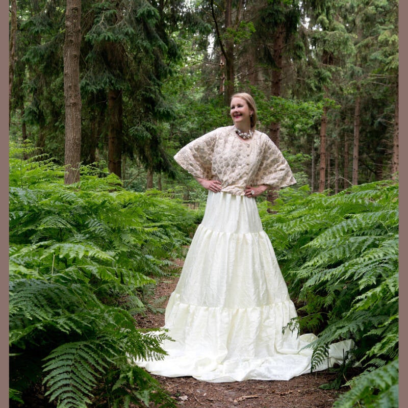 marga-bos-witte-lange-jurk-1080-419-standard.jpg