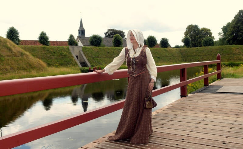 middeleeuwse-outfit-marga-bourtange-groot-standard-t2dzo1.jpg