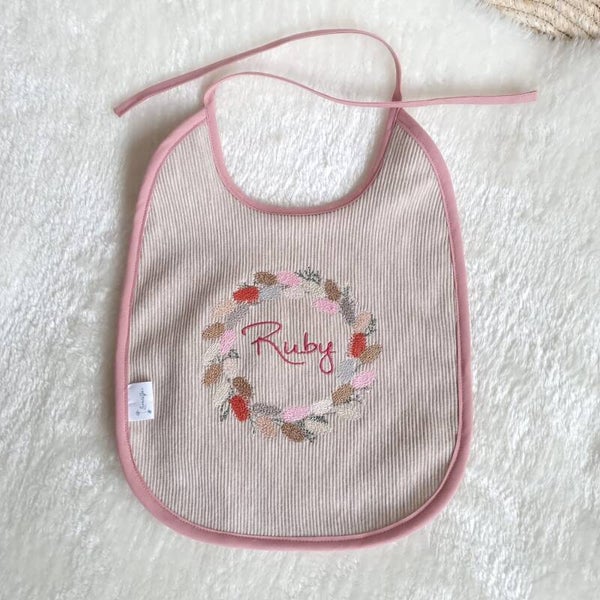 Slabbetje met geboortekaartje geborduurd