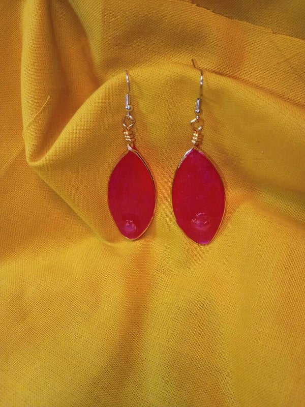 Resin earring with small crystal