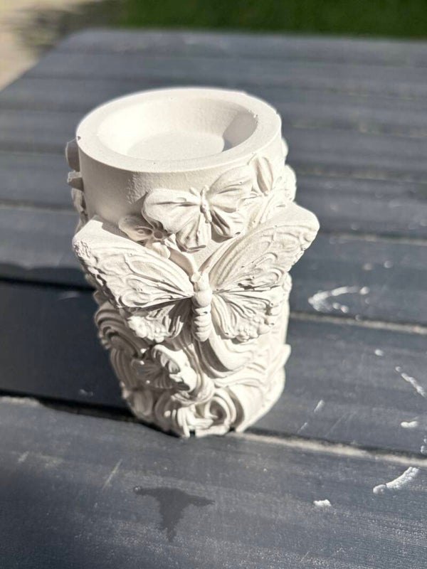 Vase mit Schmetterling