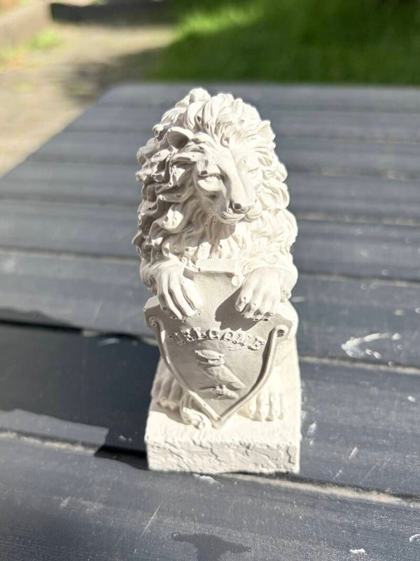 Löwe mit Schild