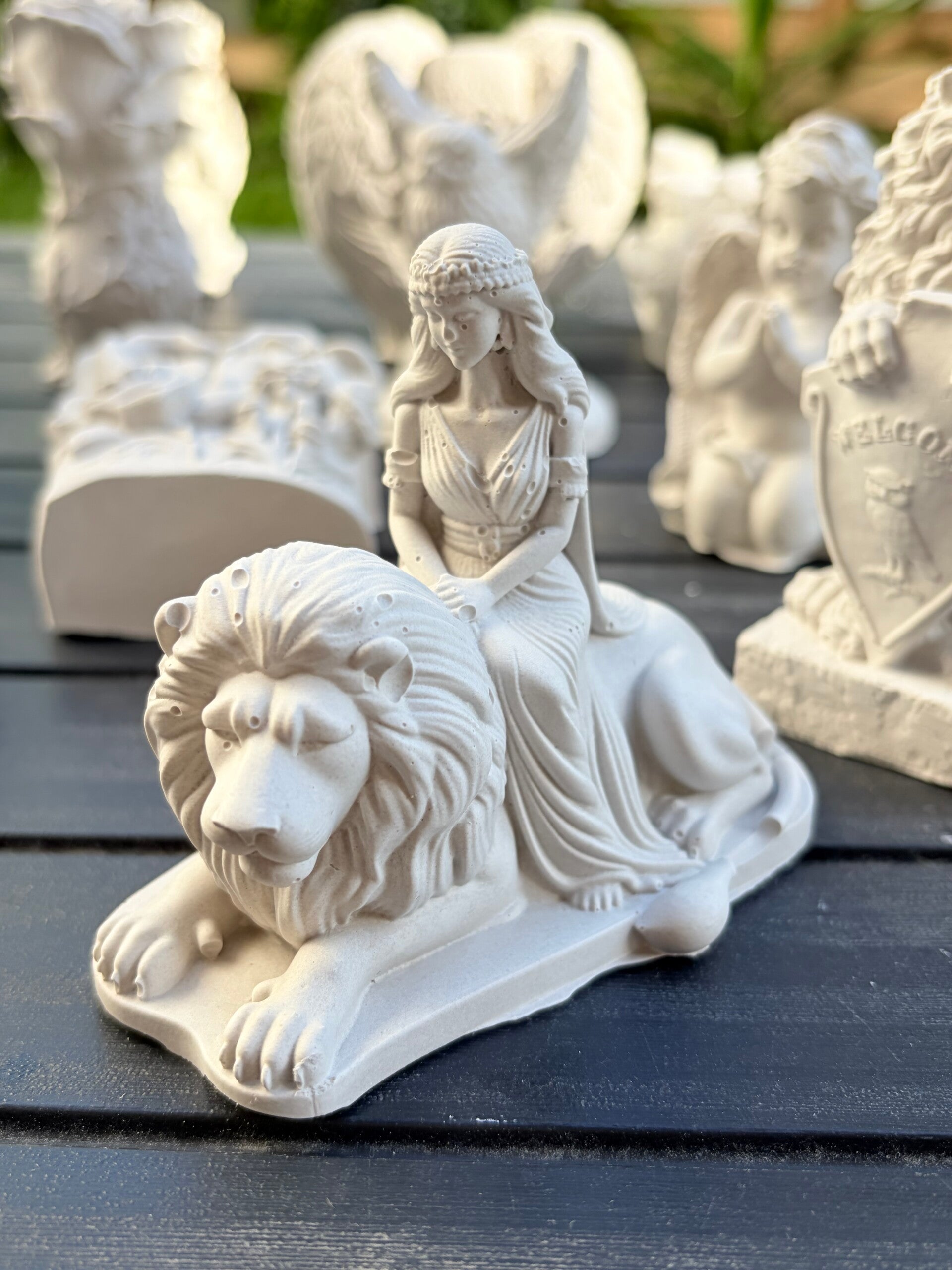 Löwe mit Frau