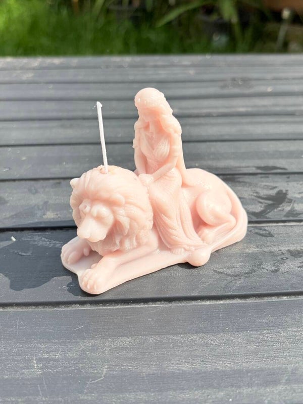 Kerze Löwe mit Frau