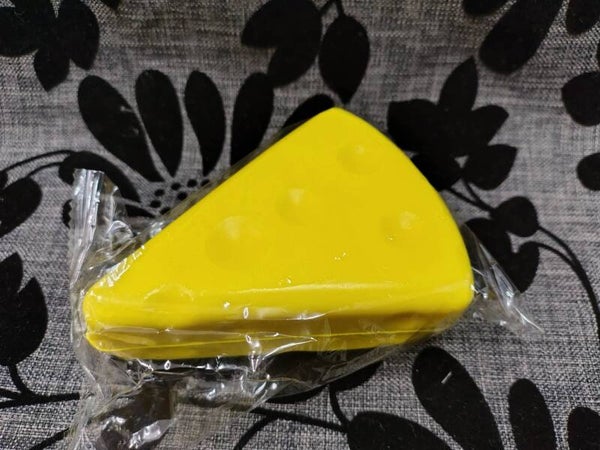 Gniotek Antystresowy Ser Squishy – Trójkątny 11 x 8 cm