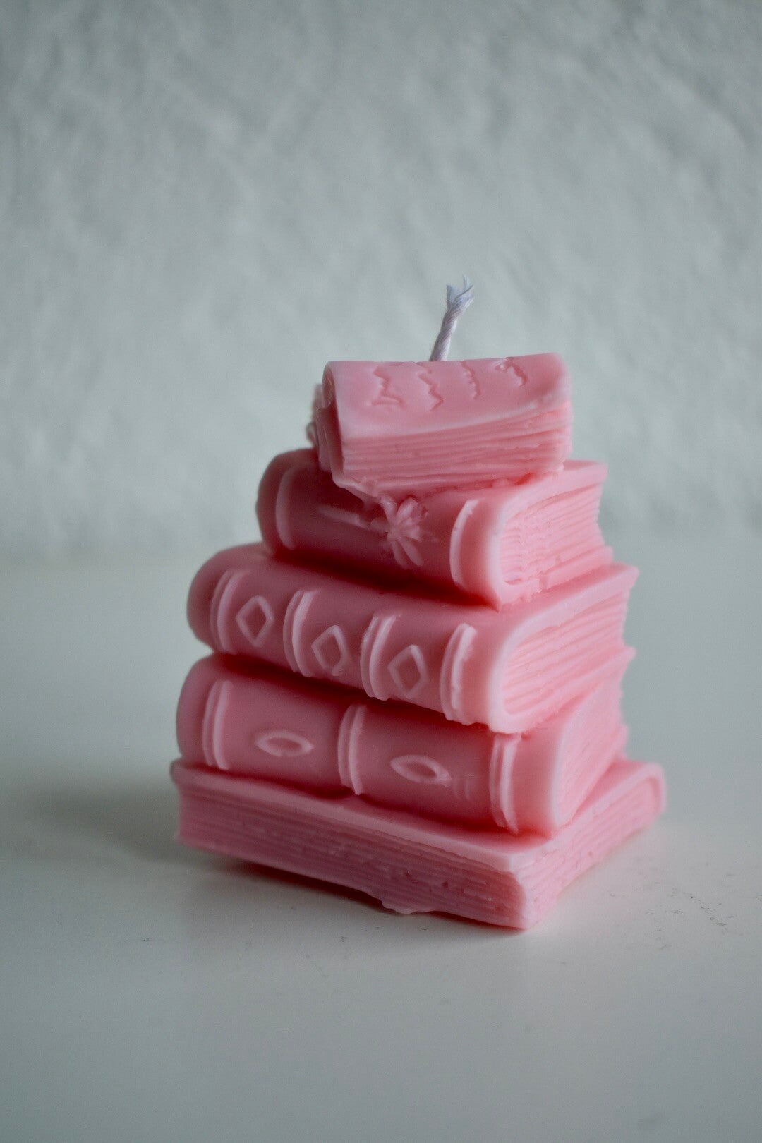 Kaars - A stack of books