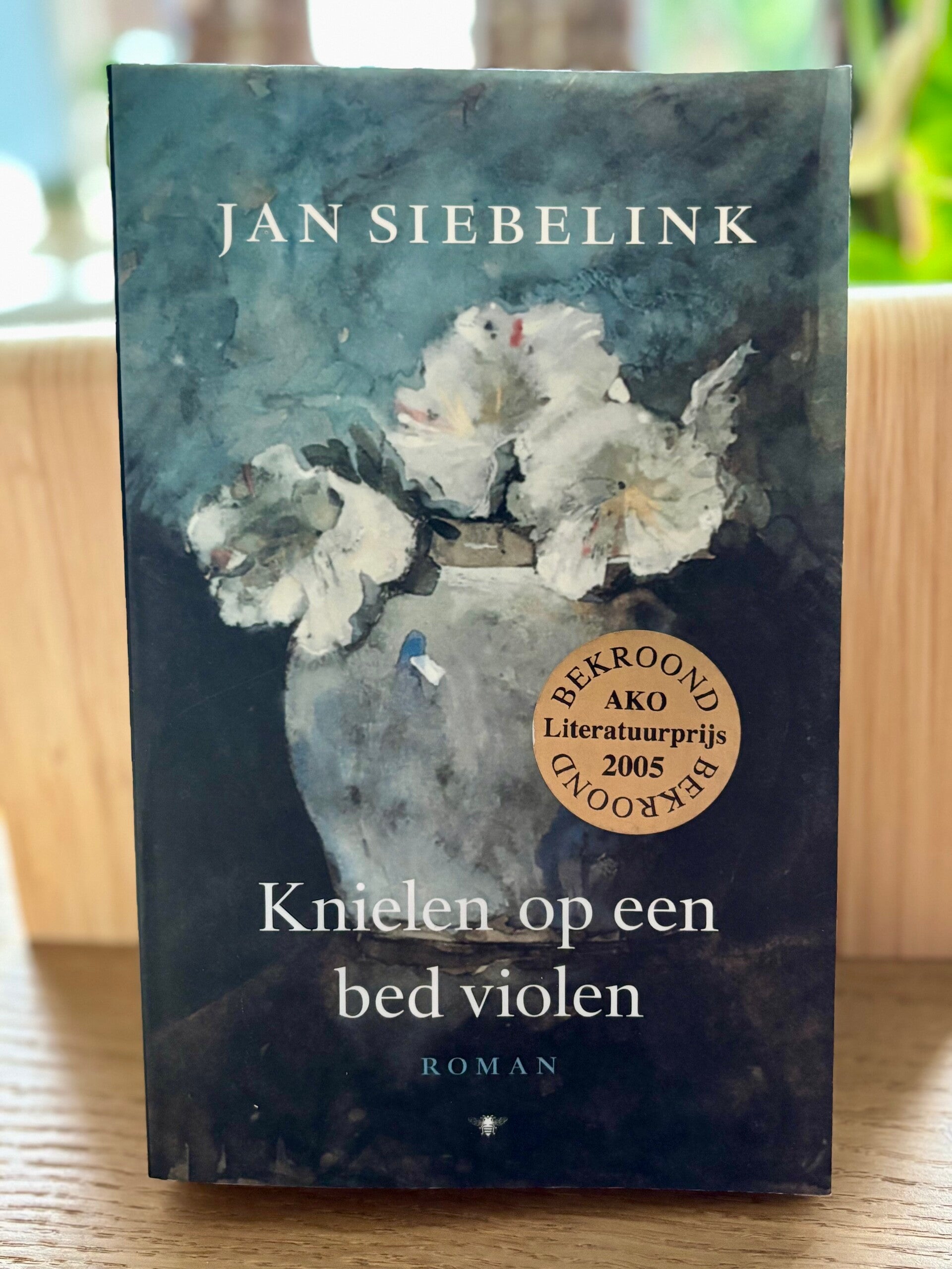 Knielen op een bed violen - Jan Siebelink