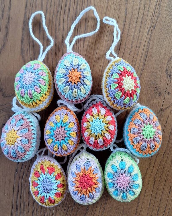 Fleurige gehaakte paaseitjes