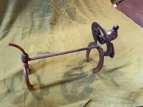 Hufeisen Hund stehend