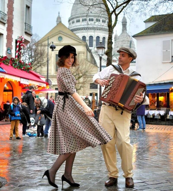 Singer & Champagne in Montmartre