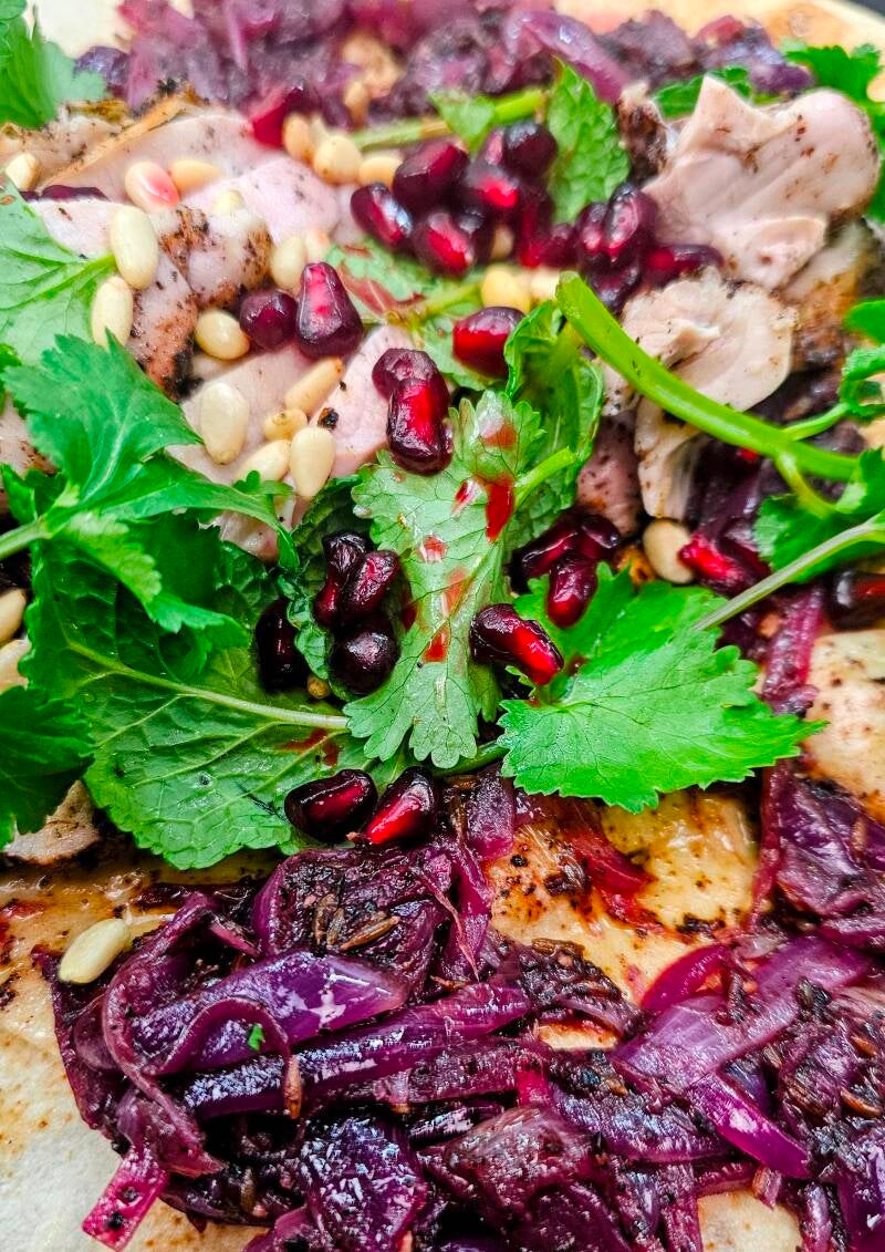 Musakhan - libanesisk flattbrød med løk sumac marmelade og grillet kylling