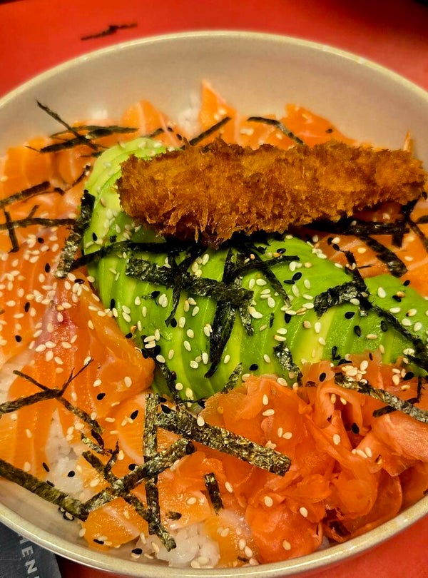 Chirachi de saumon, tempura de gambas