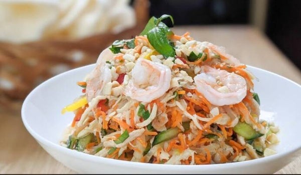 Salade vietnamienne au poulet et crevettes