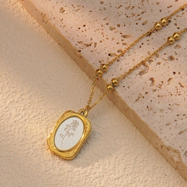 Cadena de rosa grabada