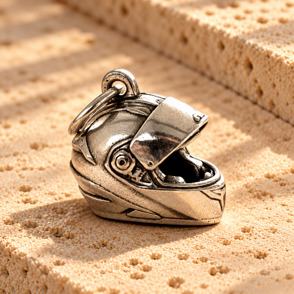 Zilveren motorhelm hanger – handgemaakt van 925 sterling zilver