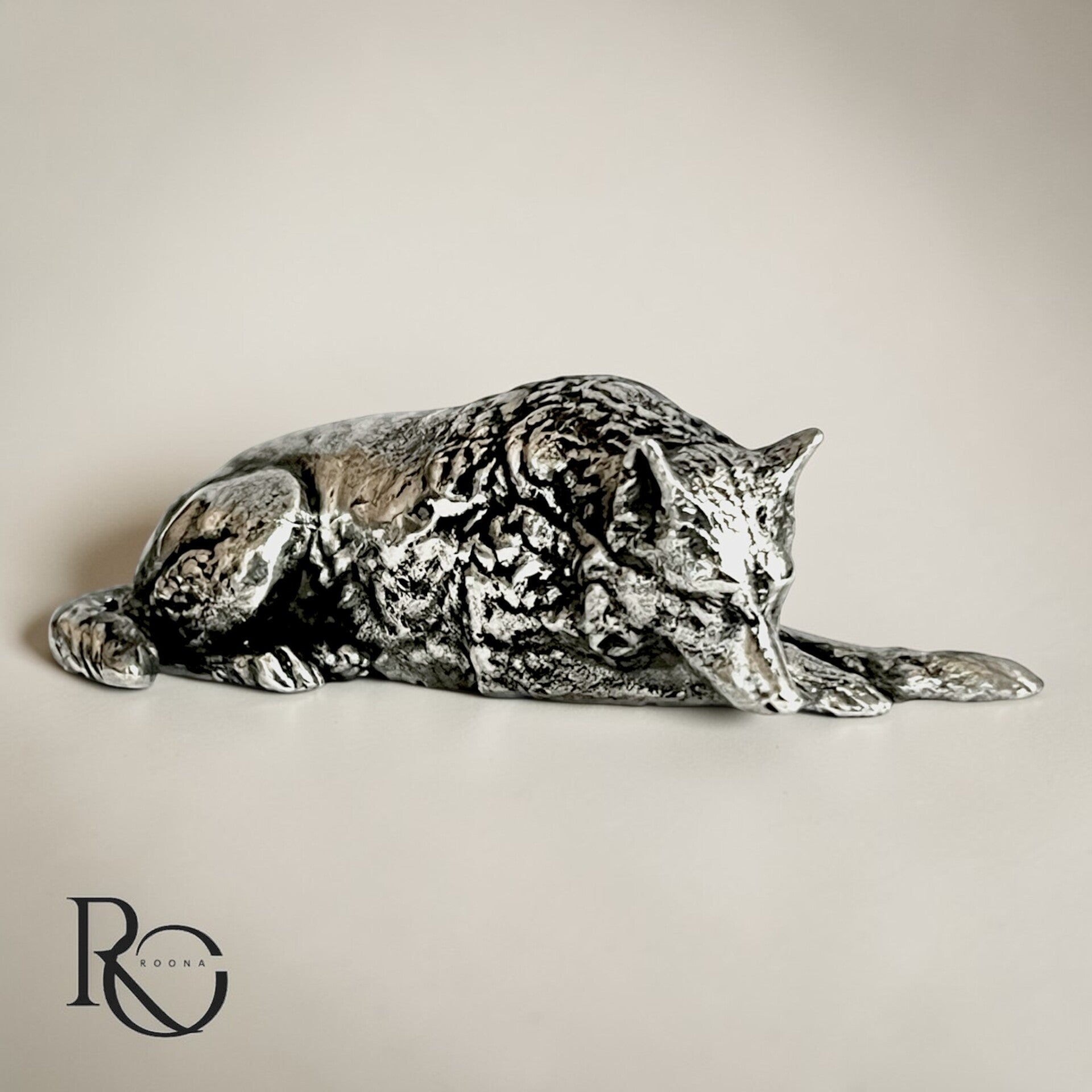 Handgegoten zilveren wolvenbeeldje (liggend) – 925 sterling