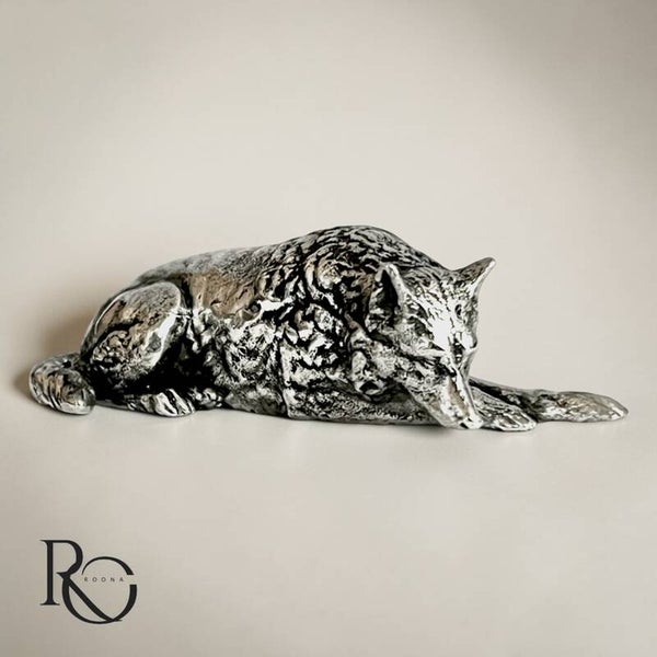 Handgegoten zilveren wolvenbeeldje (liggend) – 925 sterling