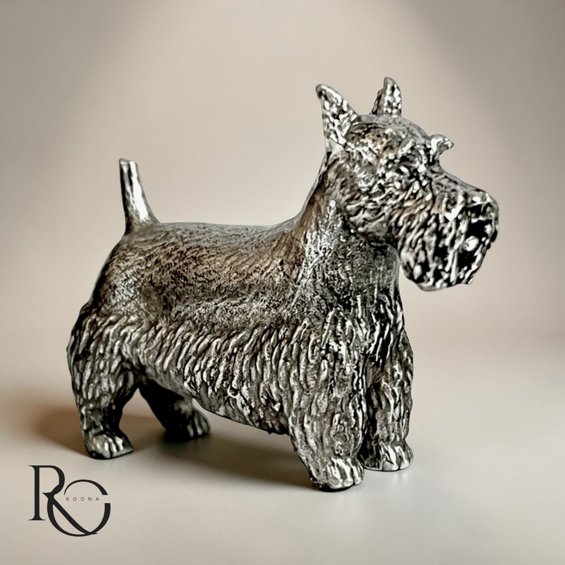 Handgegoten zilveren hondenbeeldje dwerg schnauzer – 925 sterling