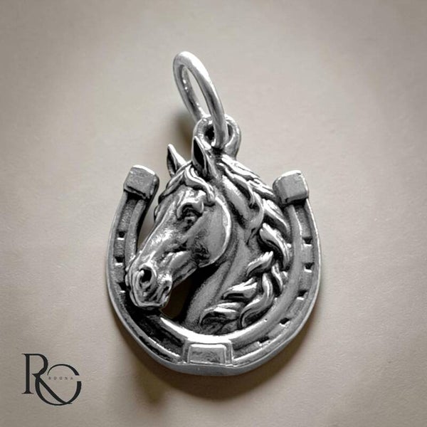 Zilveren paardenhanger met hoefijzer – handgemaakt van 925 sterling zilver