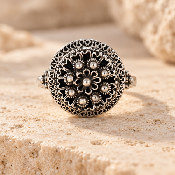 Antieke Hollandse Zilveren Ring met Zeeuwse Knopdecoratie