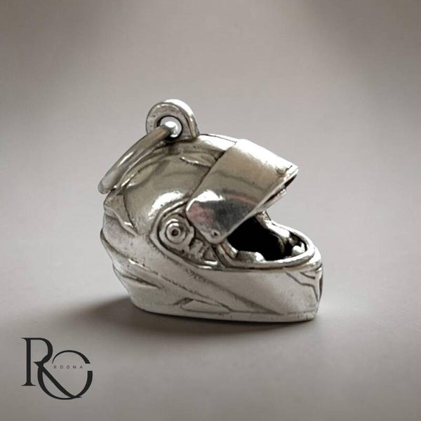 Zilveren motorhelm hanger – handgemaakt van 925 sterling zilver