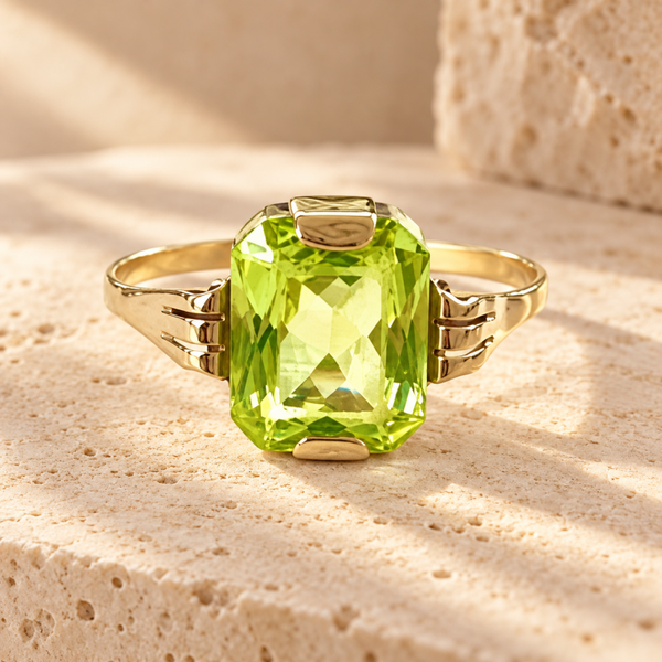 Gouden vintage ring met gefacetteerd geslepen uranium Glas.
