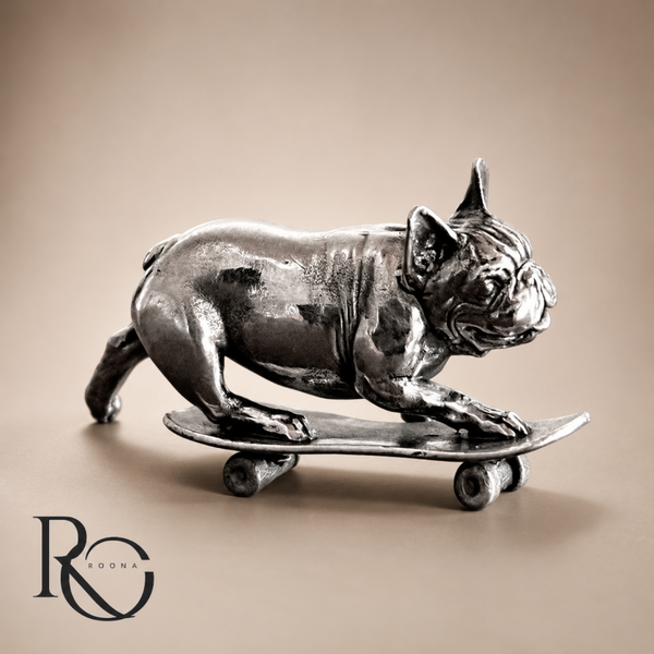 Zilveren Franse bulldog op skateboard miniatuur – handgemaakt beeldje van 925 sterling zilver.