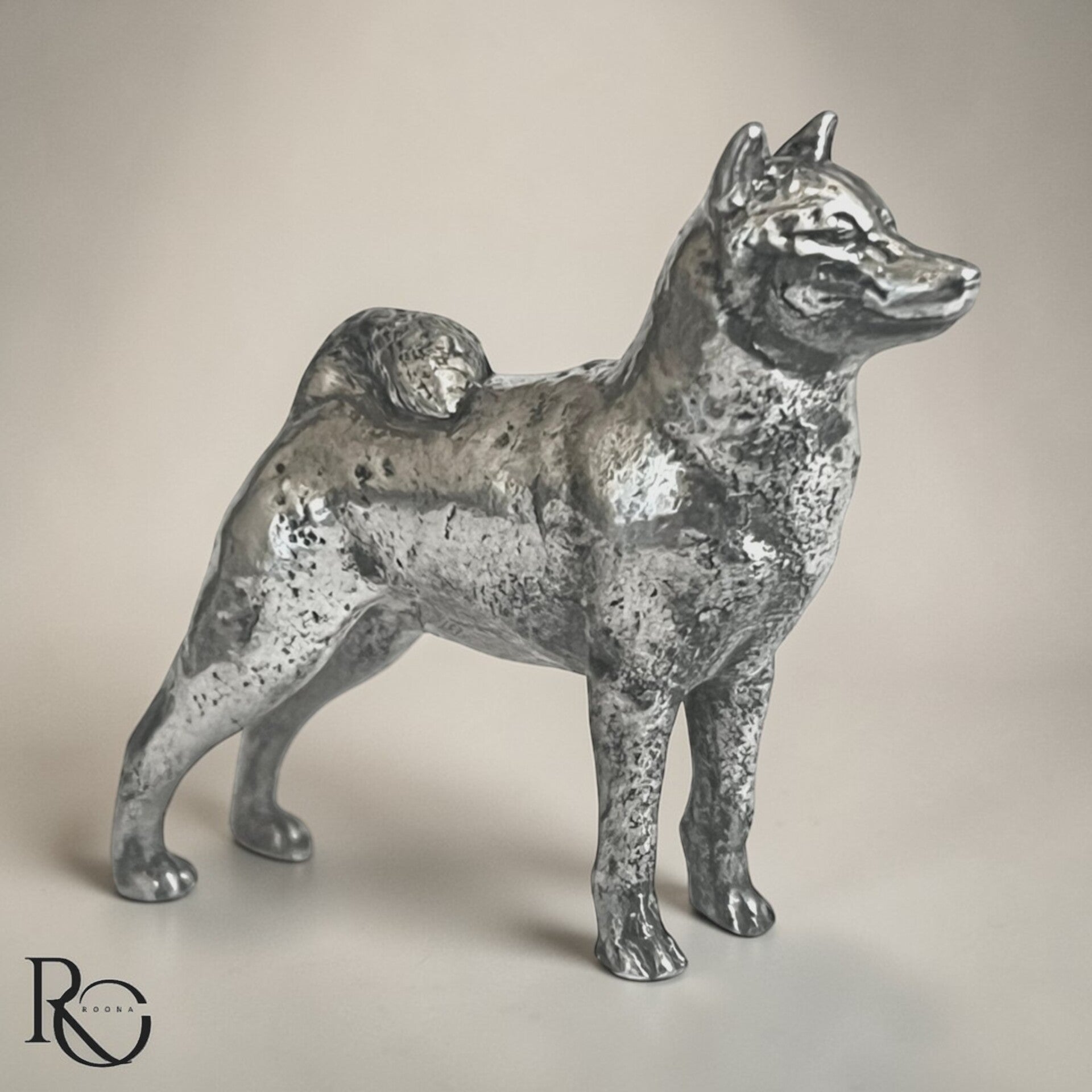 Miniatuur Shiba Inu hondje – handgegoten beeldje van 925 zilver.