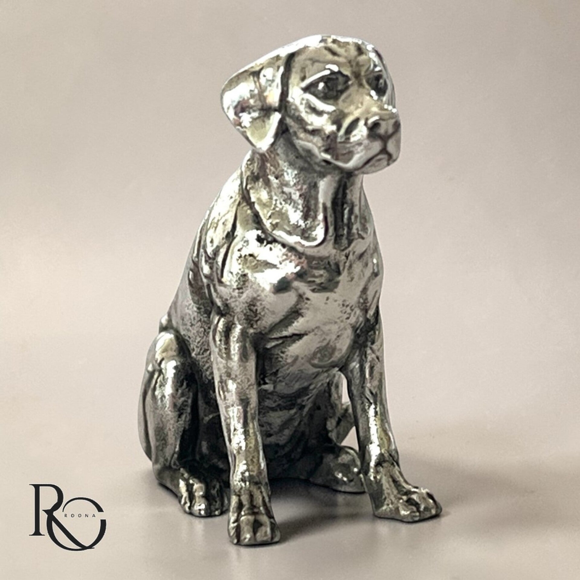 Miniatuur Labrador – handgegoten beeldje van 925 zilver.