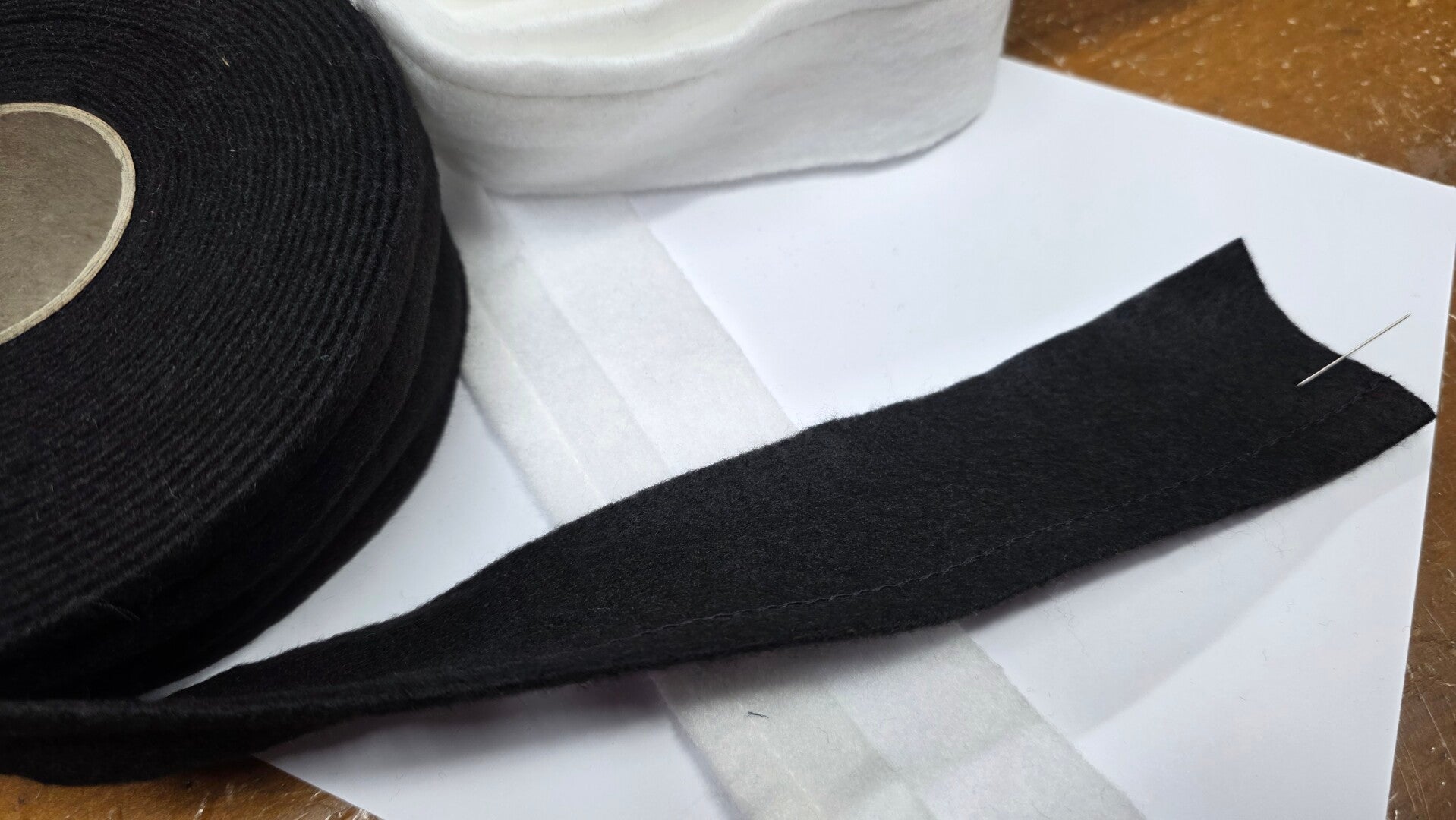 Art. 88 Rollino manica con rinforzo P.cammello disp. bianco e nero