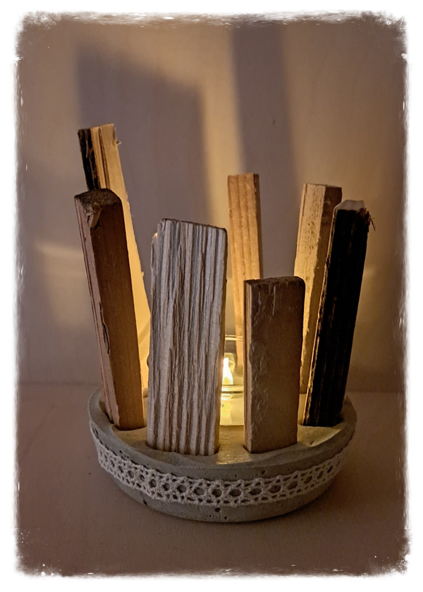 Beton-Holzkerzenhalter mit Spitzenband