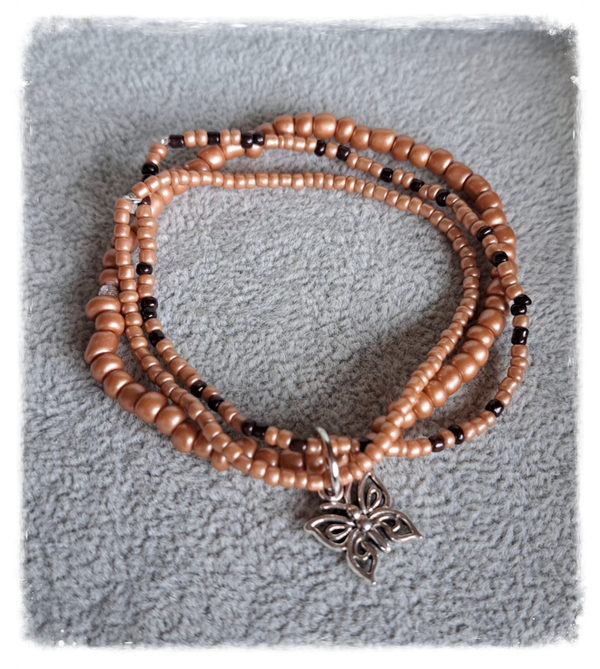 Hellbraun mit kleinem Schmetterlingsanhänger