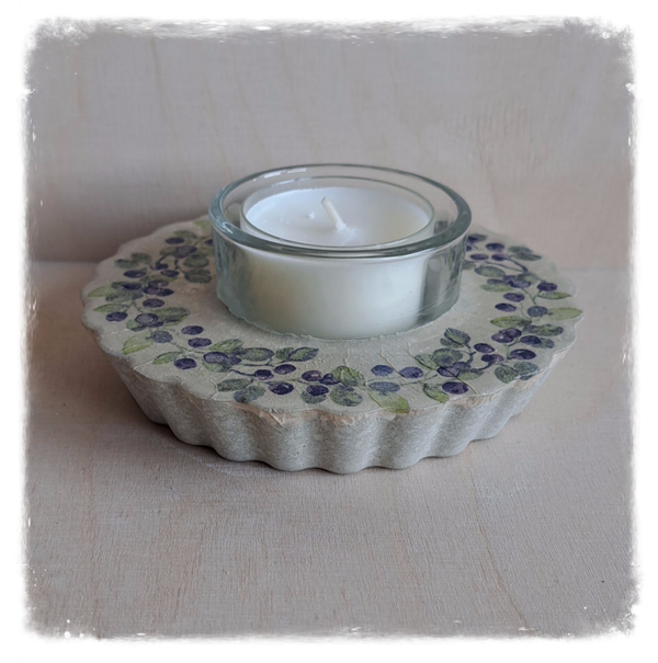 runder Kerzenbehälter mit Blumenkranz