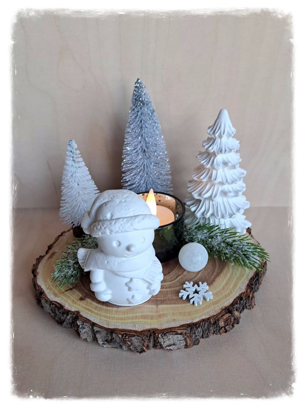 Schneemann mit Tannen