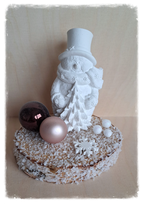 Schneemann auf Holzscheibe