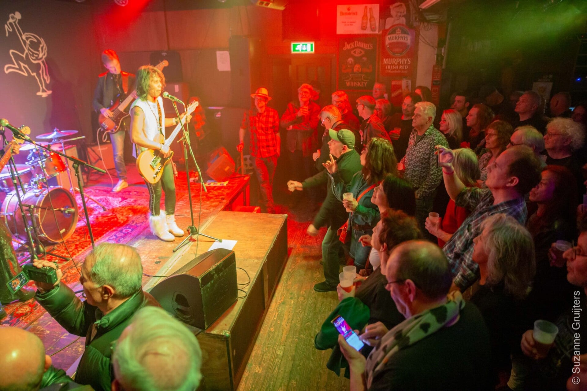 band in actie voor volle zaal