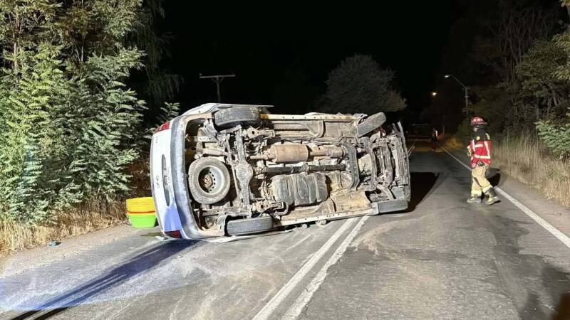 SAGRADA FAMILIA: VOLCAMIENTO DE FURGÓN EN RUTA J-68 MOVILIZO A EQUIPOS DE EMERGENCIA