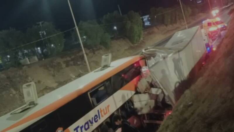 TALCA: SEIS PERSONAS LESIONADAS EL SALDO DE VIOLENTO CHOQUE ENTRE BUS Y CAMIÓN DE CARGA EN RUTA 5 SUR