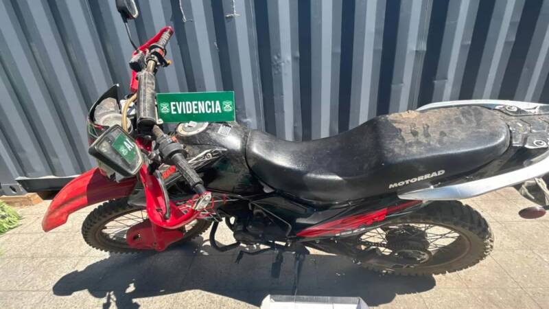 CURICÓ: CARABINEROS DETUVO A SUJETO ARMADO QUE CONDUCÍA MOTOCICLETA ROBADA