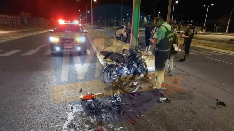 CURICÓ: DOS JÓVENES LESIONADOS TRAS COLISIÓN ENTRE MOTOCICLETA Y VEHICULO EN RAUQUÉN